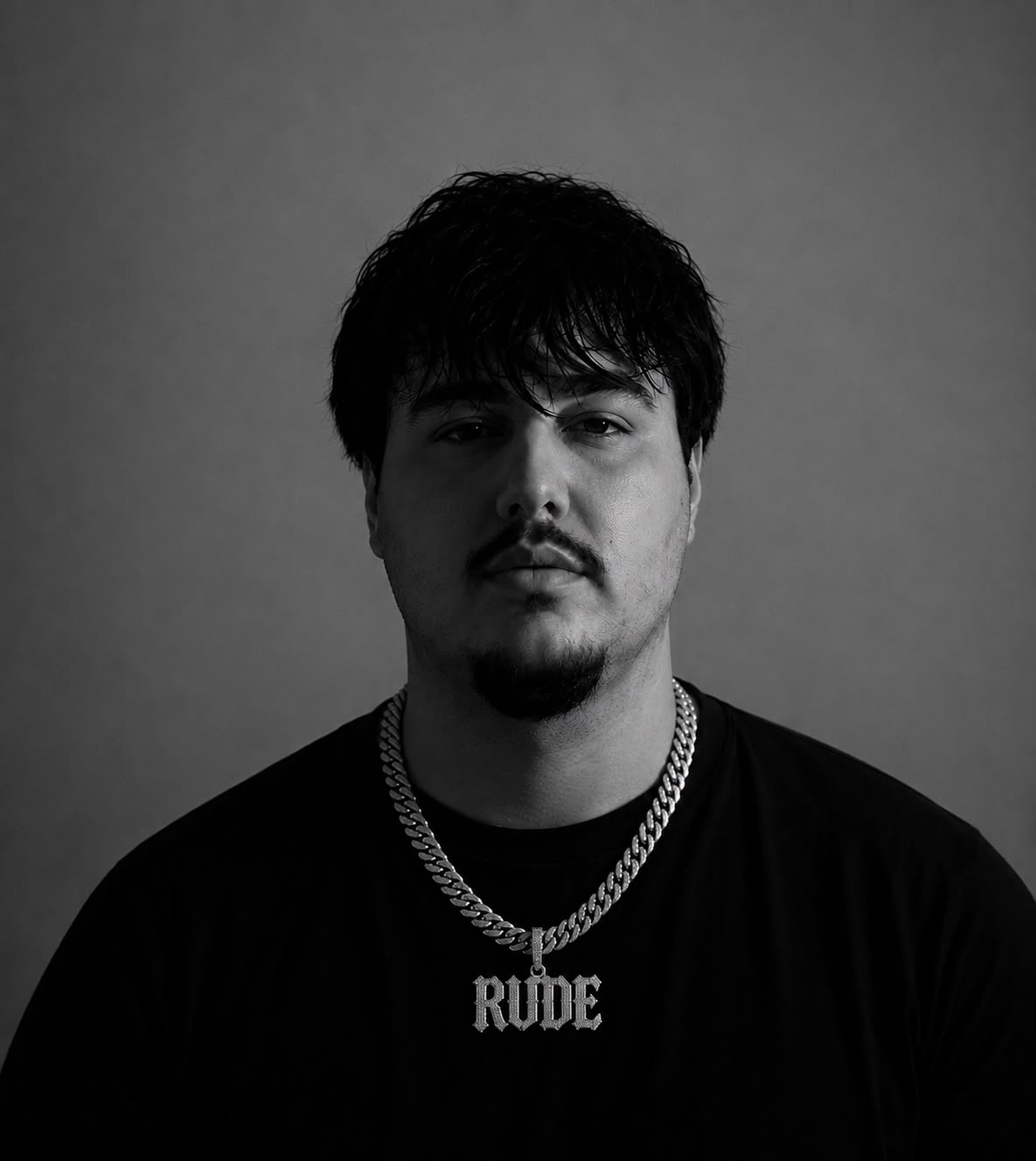 DJ Rude — Schwarz-Weiß-Porträt mit RUDE-Kette